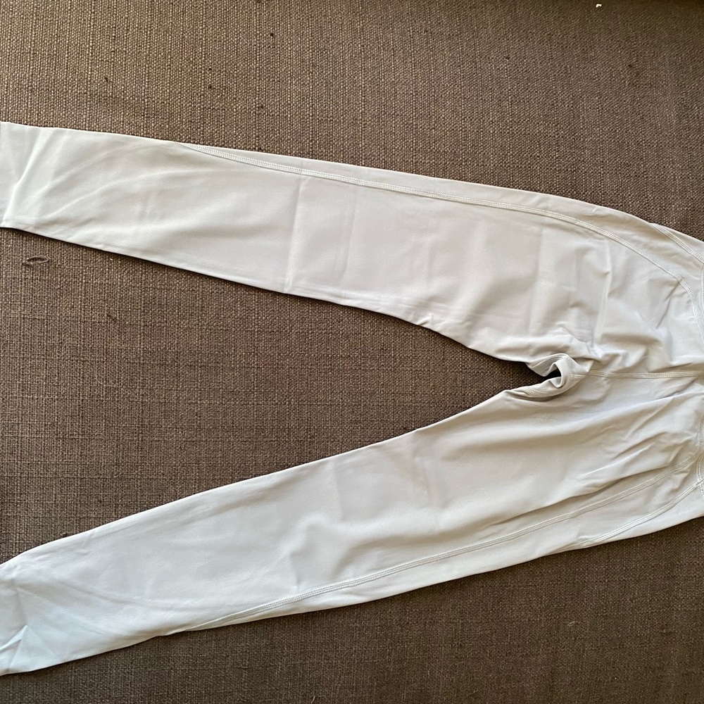Alphalete leggings in grey size xs never worn comes with bag and tags - Picture 3 of 3
